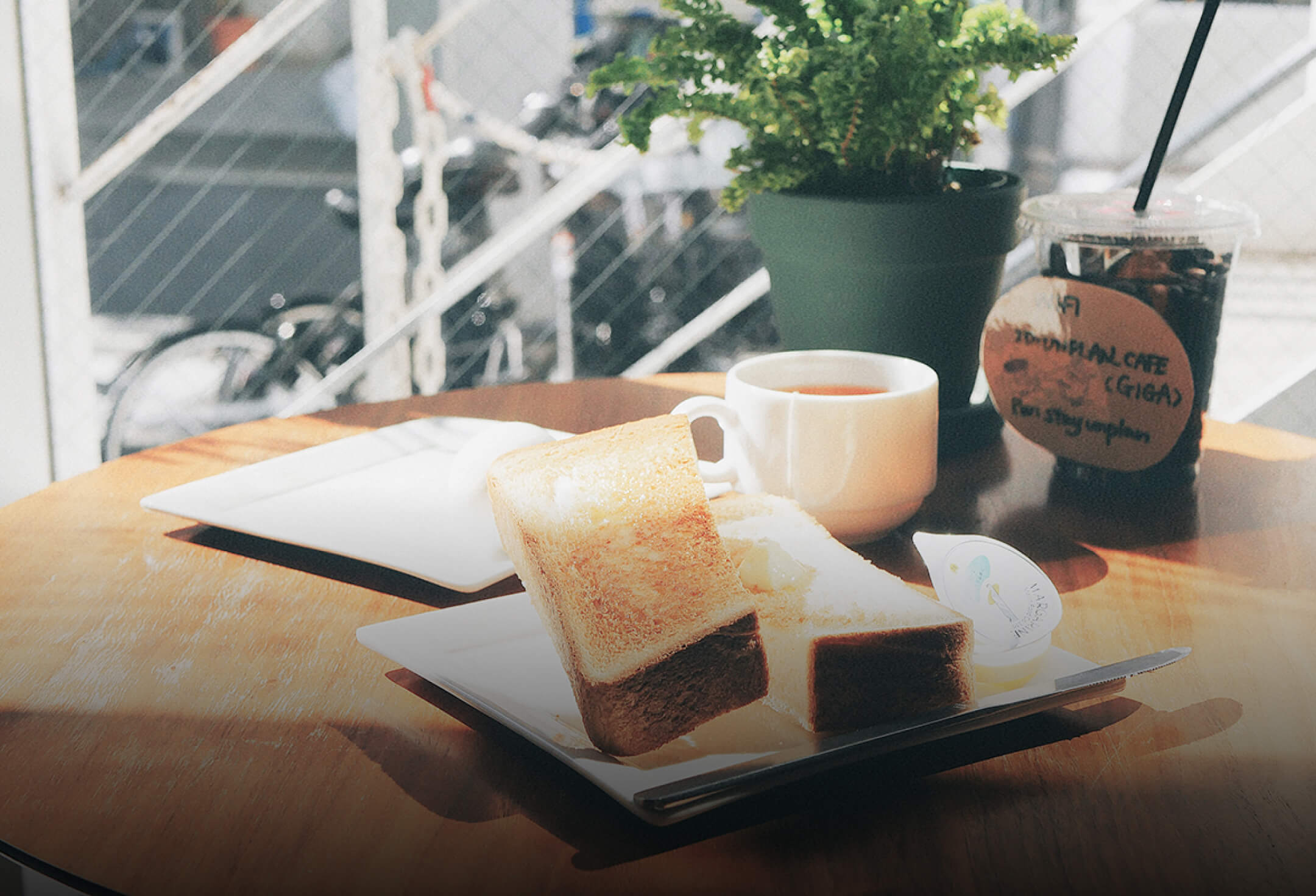 明るくスタイリッシュな店内、自然光が差し込む