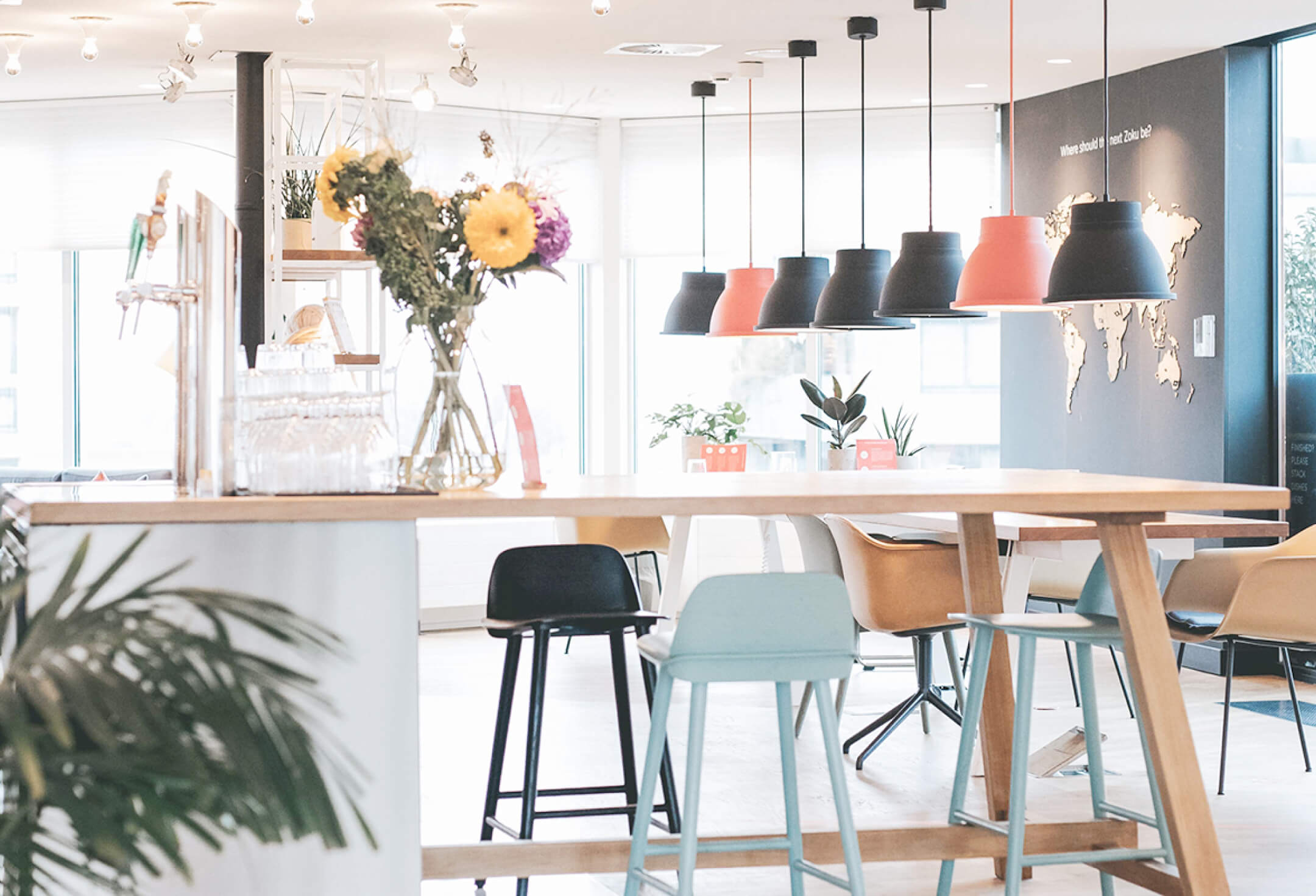 モーニングセット、コーヒーと紅茶、トーストとバター付き