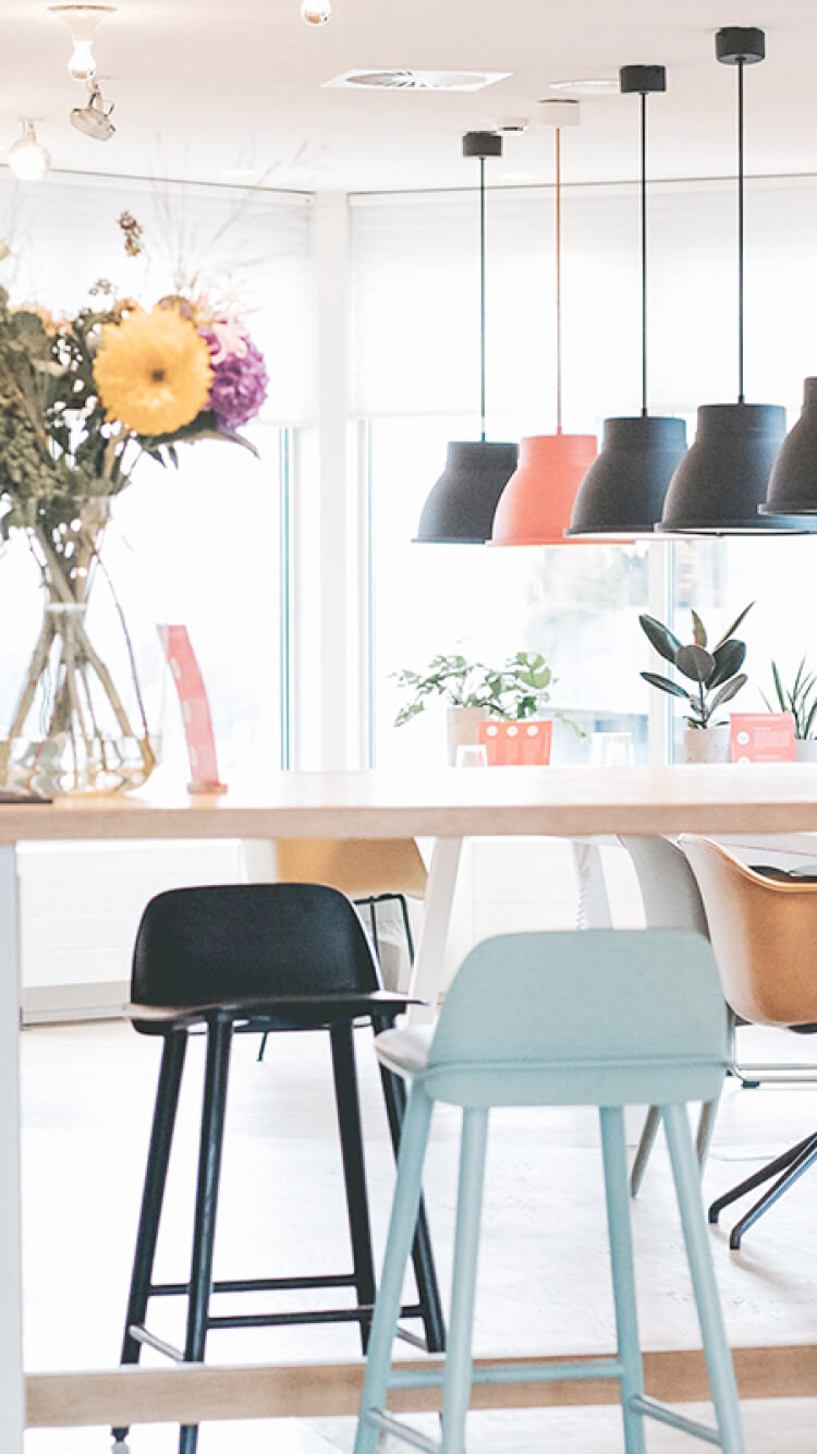 店内で、リラックスしながらコーヒーを飲み、本を読むイメージ写真